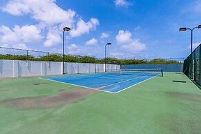 2BR Condo 5 Location w Amazingviews Pool GYM