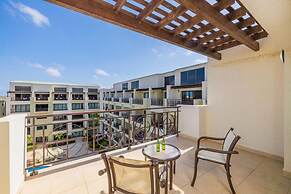 2BR Condo 5 Location w Amazingviews Pool GYM