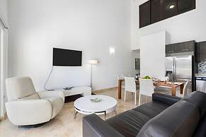 2BR Condo 5 Location w Amazingviews Pool GYM