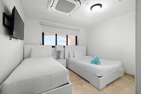 2BR Condo 5 Location w Amazingviews Pool GYM