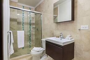 2BR Condo 5 Location w Amazingviews Pool GYM