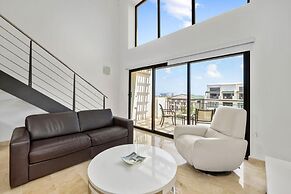 2BR Condo 5 Location w Amazingviews Pool GYM