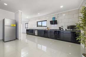 NEW 4br4ba Villa Across of Palmbeach w Pvt Pool