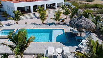 Beautiful 3br2 5BA Villa w Pool Close 2 Baby Beach