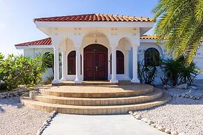 Beautiful 3br2 5BA Villa w Pool Close 2 Baby Beach