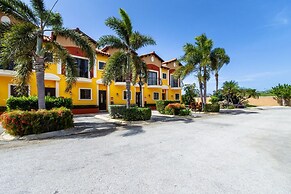 2BR 3BA Town Home w GYM Tennis Courts Pools