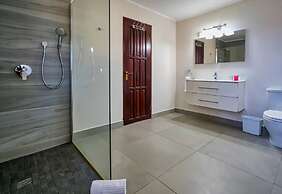 Spacious 6BR Villa w Pool Close2beach Sleeps 16