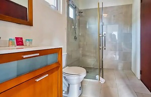 Spacious 6BR Villa w Pool Close2beach Sleeps 16