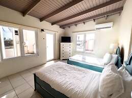 Spacious 6BR Villa w Pool Close2beach Sleeps 16