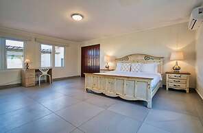 Spacious 6BR Villa w Pool Close2beach Sleeps 16