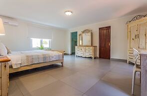 Spacious 6BR Villa w Pool Close2beach Sleeps 16