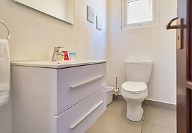 Spacious 6BR Villa w Pool Close2beach Sleeps 16