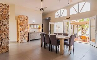 Spacious 6BR Villa w Pool Close2beach Sleeps 16