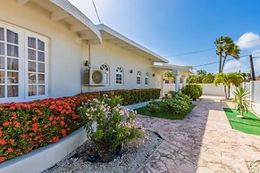 Sleeps 16 Palm Beach - 6BR Villa w Private Pool