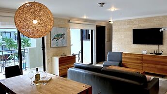 Unique 2BR Penthouse w Privaterooftop Palmbeach