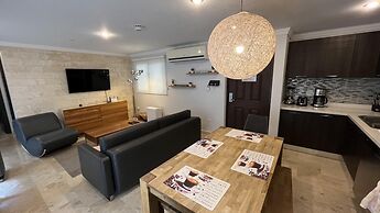 Unique 2BR Penthouse w Privaterooftop Palmbeach