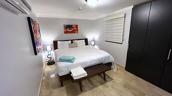 Unique 2BR Penthouse w Privaterooftop Palmbeach