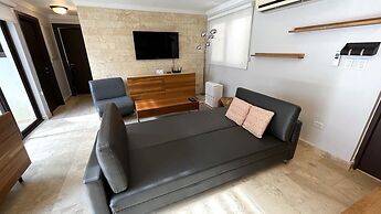 Unique 2BR Penthouse w Privaterooftop Palmbeach