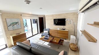 Unique 2BR Penthouse w Privaterooftop Palmbeach