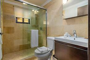 Unique 2BR Penthouse w Privaterooftop Palmbeach