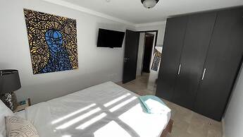 Unique 2BR Penthouse w Privaterooftop Palmbeach