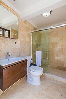 Unique 2BR Penthouse w Privaterooftop Palmbeach