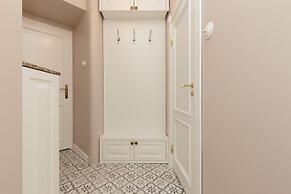 Metro Rondo ONZ Apartment by Renters