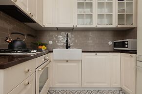 Metro Rondo ONZ Apartment by Renters