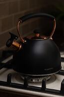 Metro Rondo ONZ Apartment by Renters