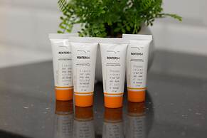 Metro Rondo ONZ Apartment by Renters