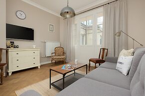 Metro Rondo ONZ Apartment by Renters