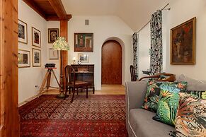 Warsaw Old Town Apartment by Renters