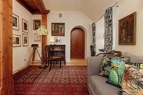 Warsaw Old Town Apartment by Renters