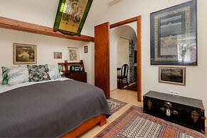 Warsaw Old Town Apartment by Renters