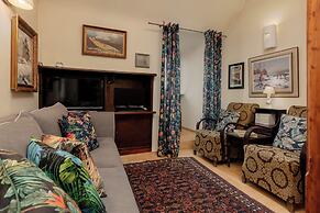 Warsaw Old Town Apartment by Renters