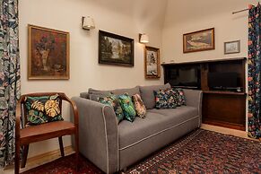 Warsaw Old Town Apartment by Renters