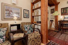 Warsaw Old Town Apartment by Renters