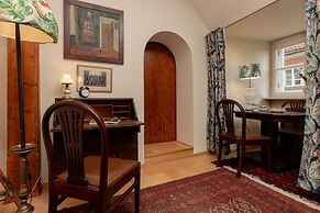 Warsaw Old Town Apartment by Renters
