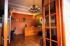 Green Side Hotel