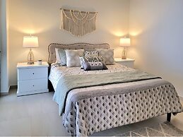 Seafront Luxury Condo Pool Jacuzzi