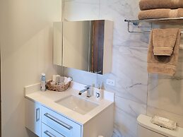 Seafront Luxury Condo Pool Jacuzzi