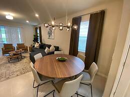 Gorgeous 6Bd w Pool Windsor Island 4450