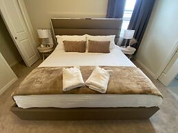 Gorgeous 6Bd w Pool Windsor Island 4450