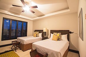 Luxurious 3 Bedroom Condo