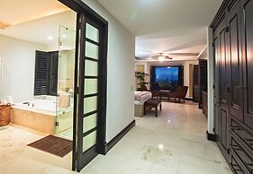 Luxurious 3 Bedroom Condo