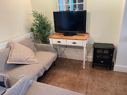 Oxfordshire Village Cottage With Private Garden