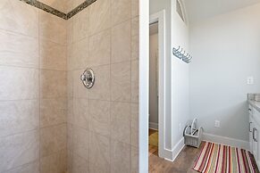 #justawavin' 3 Bedroom Home by RedAwning