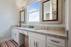 #justawavin' 3 Bedroom Home by RedAwning