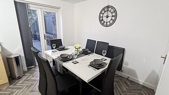Burnley-4-bedroom House-sleeps 6-parking-clariturf