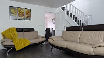 Burnley-4-bedroom House-sleeps 6-parking-clariturf